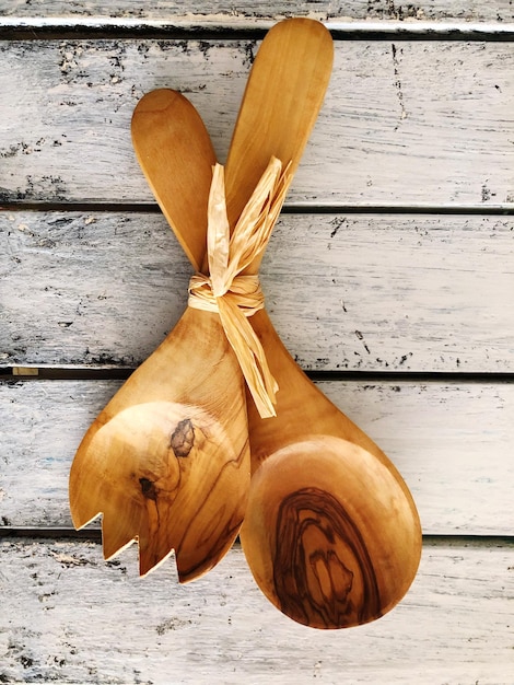 Stół z akcesoriami kuchennymi