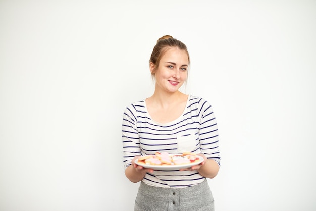Uśmiechnięta osoba trzyma talerz z jedzeniem